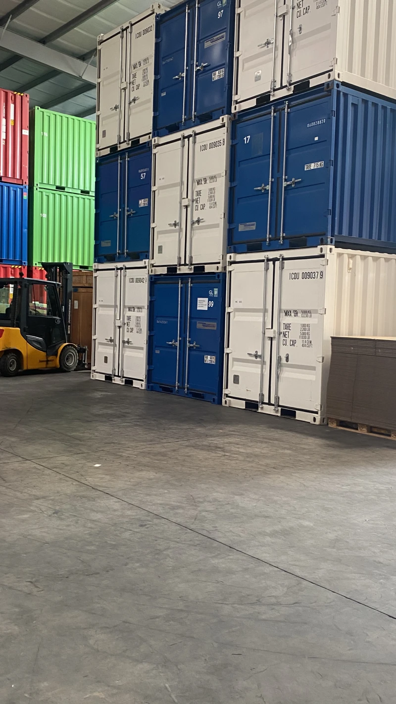 Moving container